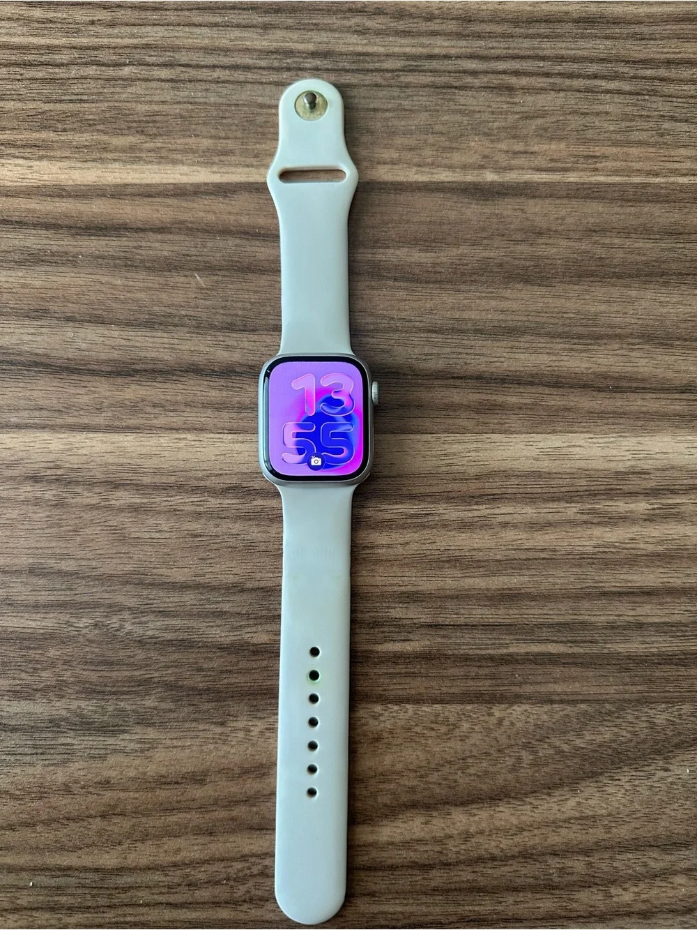 Apple Watch Series 8, 41mm, GPS + Cellular in Starlight.